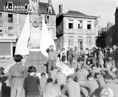 Commémoration devant le monument aux morts à Carentan