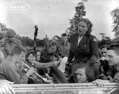Pause musicale à bord d'un véhicule militaire