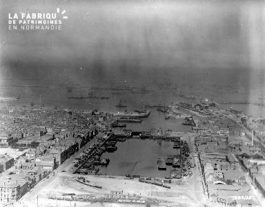 Vue aérienne du bassin du commerce à Cherbourg
