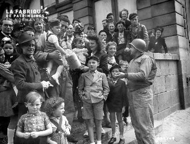 Groupe de civils avec soldat américains