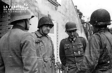 Entretien entre officiers allemands et américains