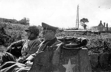 Portrait des généraux Manton et Sattler à bord d'un véhicule militaire