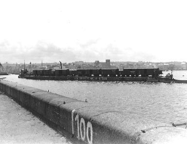Wagons sur une rade à Cherbourg