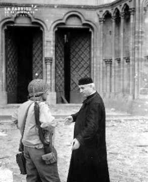Cathédrale de Coutances : un officier américain et le curé