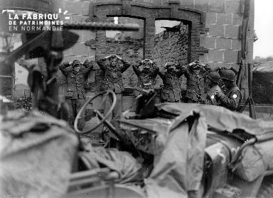 Soldats allemands prisonniers mains sur la tête