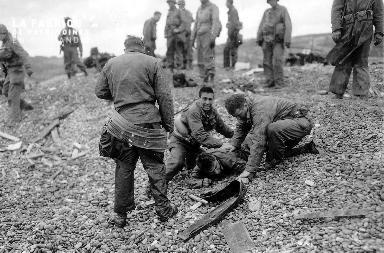 Secours à un soldat à terre (Omaha Beach)