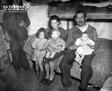 Famille au centre des réfugiés