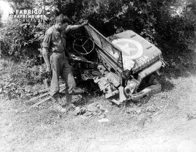 Inspection d'une jeep détruite