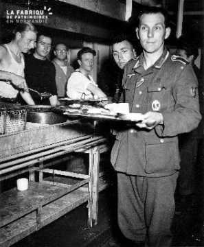 Prisonnier allemand tenant un plateau