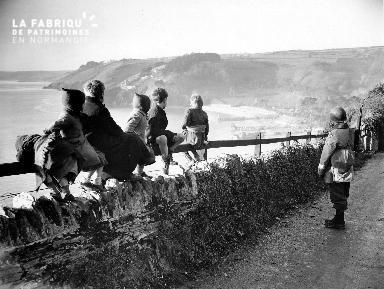 Enfants et soldat regardant dans la même direction à Blackpool Sands