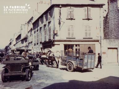 Militaires  à bord de jeeps et civils en charrette