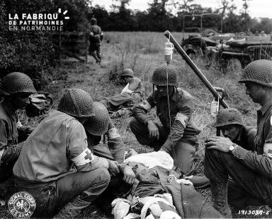 Soldats américains effectuant une transfusion à un blessé