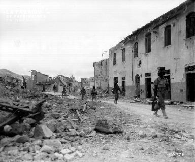 En italie, le 18 juin 1944, des tirailleurs sénégalais du 12e RTS inspectent les ruines de Portoferraio (île d'Elbe).