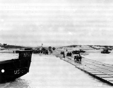 Ponton (causeway) dans le secteur d'Utah Beach (bateau, jeep et véhicules militaires)