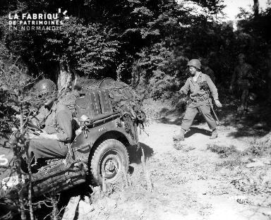 Deux soldats américains posent une ligne téléphonique (jeep).