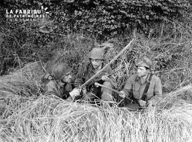 Le 13 aout 1944, le private Di Costa et les privates first class Goldstein et Gagliardi regardent un sabre à Sourdeval.