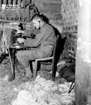 Soldat américain transmetteur au travail dans une étable