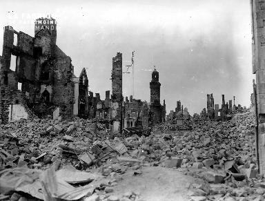 Vire (Porte-Horloge) en ruines en 1944