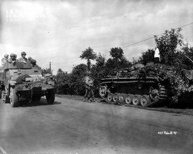 Le 13 aout 1944, soldats américains à bord de chars de combat à Saint-Germain-de-Tallevende