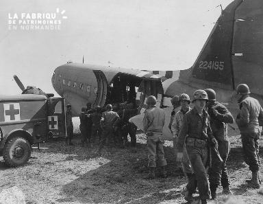 Rapatriement de blessés à bord d'un avion sanitaire (secteur Omaha beach)