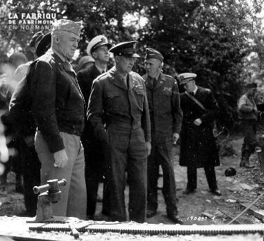 Visite officielle du général Eisenhower à Cricqueville-en-Bessin le 12 juin 1944.