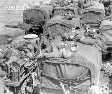 Lors de la traversée entre le Royaume Uni et la France, des soldats américains se reposent sur les camions transportés sur un bâtiment