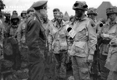 A l'aérodrome de Greenham, le général Eisenhower discute avec le lieutenant Wallace C. Strobel  Common de la compagnie E du 2/502nd PIR de la 101st US AB.