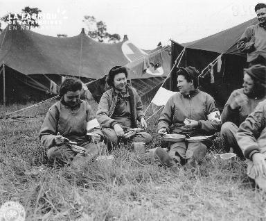 Déjeuner sur l'herbe de femmes militaires américaines
