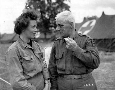 Discussion entre un aumônier militaire et une infirmière