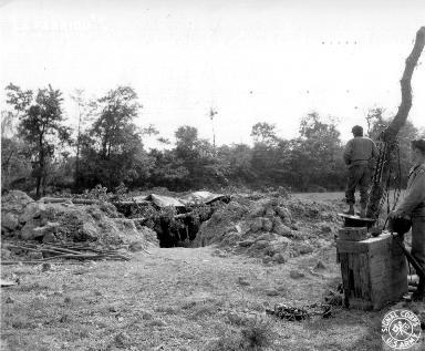 Soldats américains proche d'un abri militaire