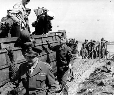 Généraux Eisenhower et Marshall près d'un véhicule amphibie