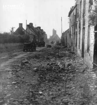 Le 20 juin 1944, des jeeps conduites par des soldats américains traversent Montebourg en ruines