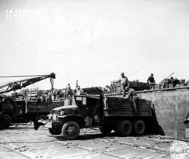 Déchargement de munitions dans un dépôt militaire américain (manutention dans le secteur Omaha  beach)