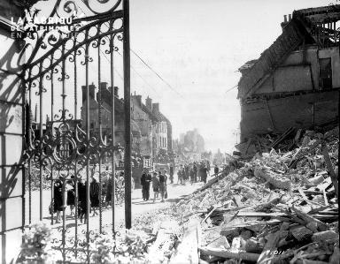 Le 19 juin 1944 à Isigny sur Mer, population civile parmi les décombres