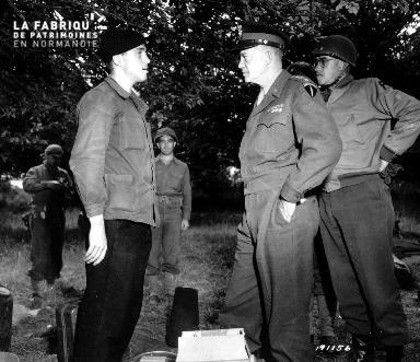 Le général Eisenhower en pleine discussion avec le Sergent Kenneth N. Hougard