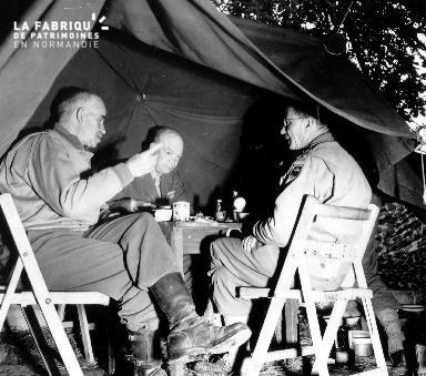 Le général Eisenhower sous une tente de campement à Huanville