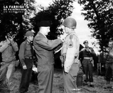 Remise de décoration au sergent Philip Streczyk par le général Montgomery le 7 juillet 1944