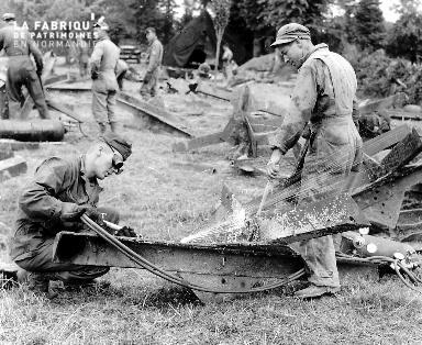 Soldats soudeurs-mécaniciens au travail 