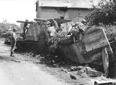 Inspection par des soldats américains d'un char de combat allemand le 31 juillet 1944.