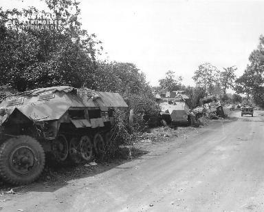 Le 31 juillet 1944, deux soldats américains à bord d' une Jeep.