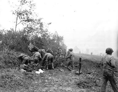 Soldats américains en manœuvre au milieu du bocage