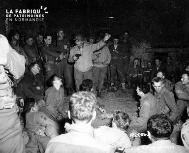 Prés de Landelles, des GI écoutent l'acteur Edward G. Robinson en tournée en Normandie (Normandy World Premier)