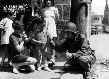 Rencontre entre des enfants et une soldat américaine (WAC : women's army corps)