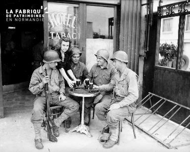 Soldats américains attablés autour d'une pression