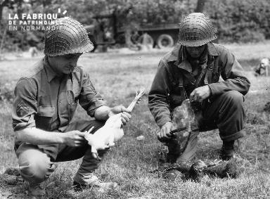 Préparation du repas par deux soldats américains