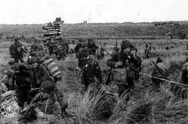 Dans le secteur d'Utah Beach, le correspondant de guerre Shelton immortalise la progression de la 4th US Infantry Division.