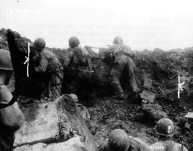 Soldats américains en poste près d'un bunker proche de la pointe du Hoc