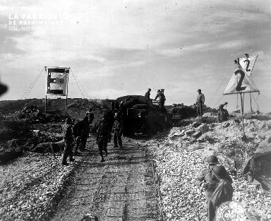 Secteur Omaha Beach, soldats américains en manœuvre. 
