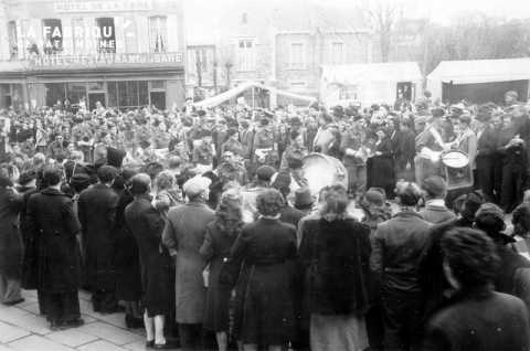 Foule autour de la fanfare