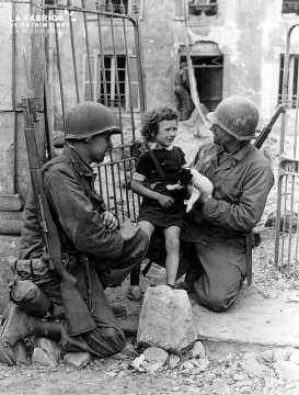 Portrait de soldats américains avec une petite fille